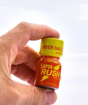 Taille du flacon de poppers super rush dans la main
