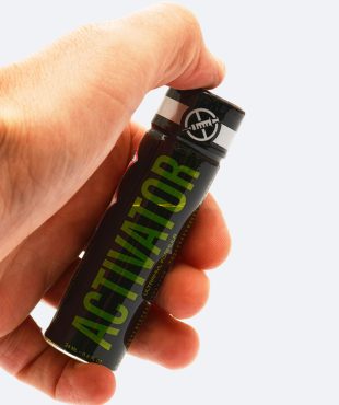 poppers activator dans la main grand flacon en verres