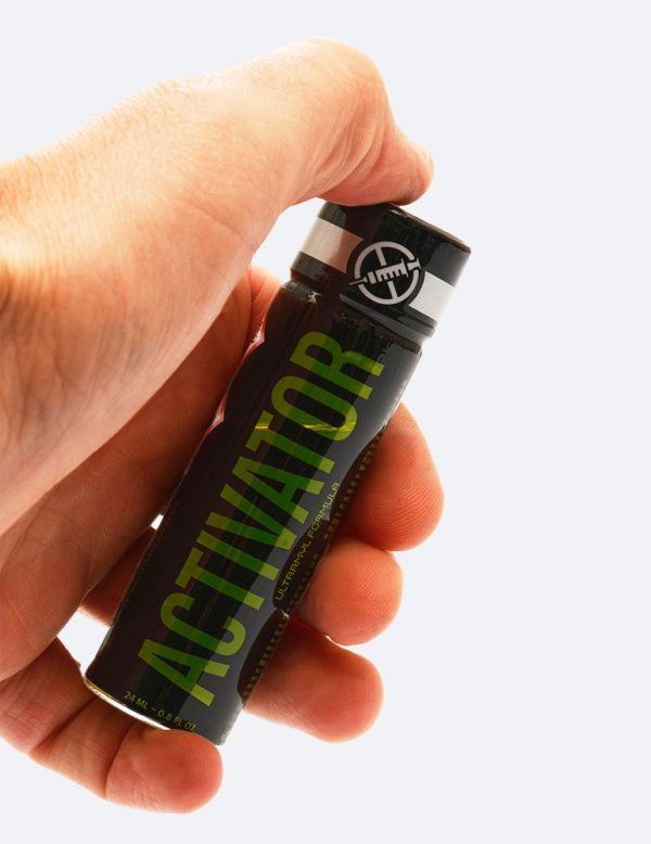 poppers activator dans la main grand flacon en verres