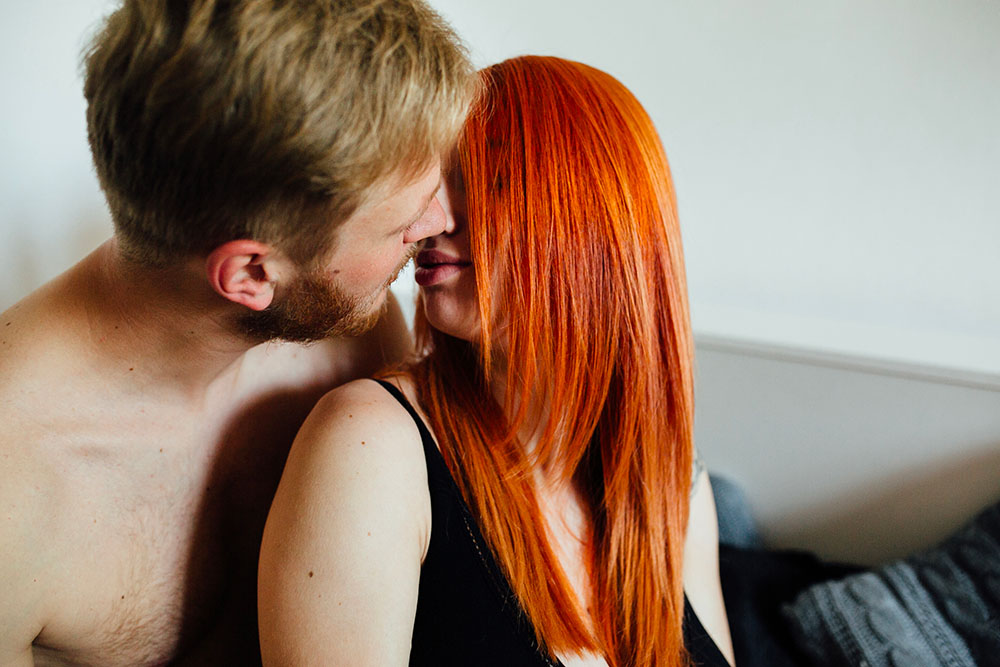 couple amour bisous dans une chambre sexe