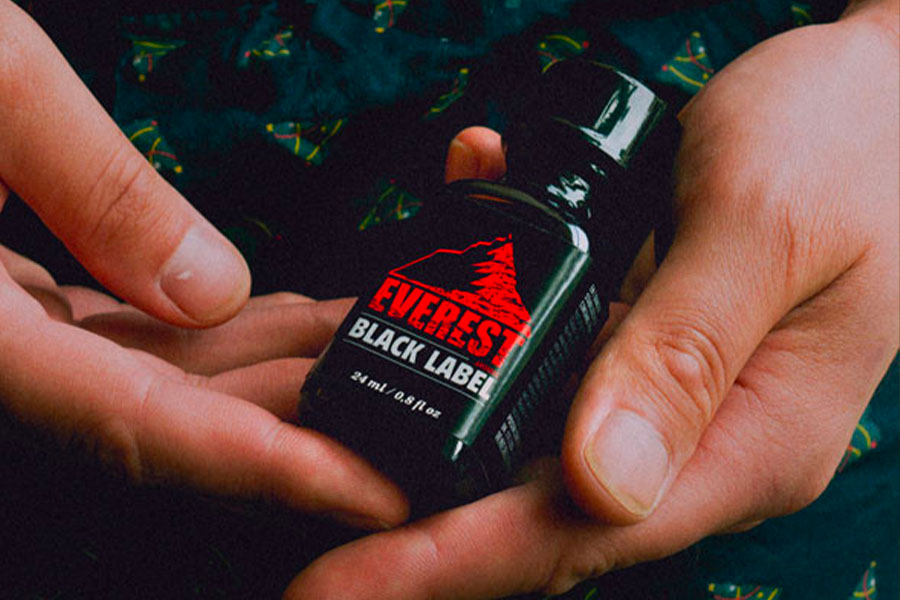 Flacon de poppers noir et rouge Everest black label