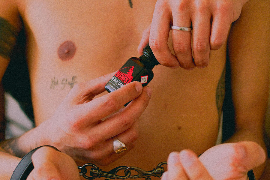 Homme gay enchainé avec poppers pour sexe