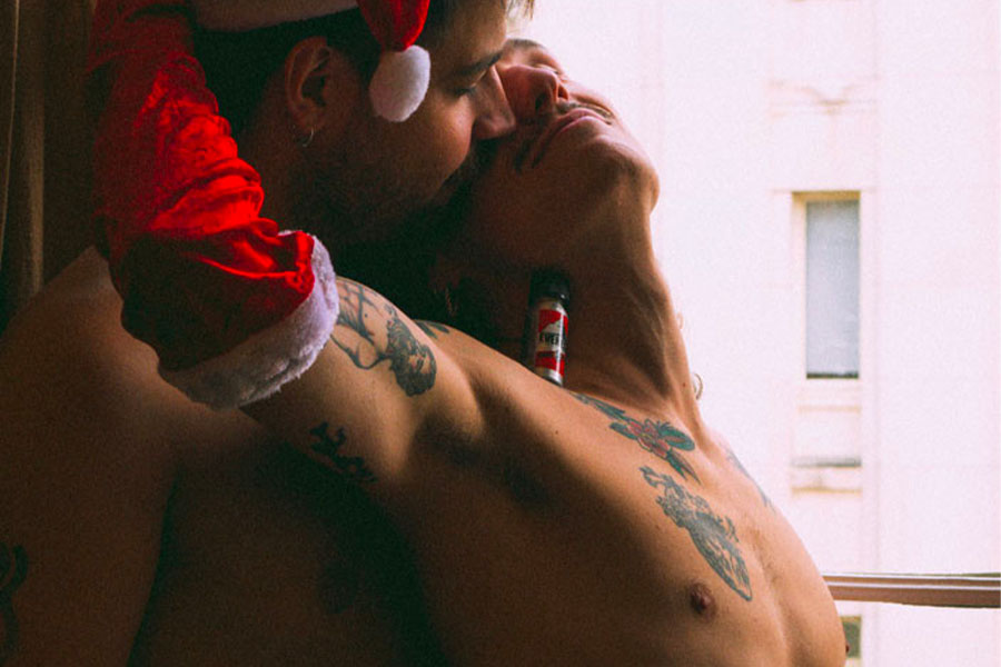 Couple d'homme gay nus avec du poppers